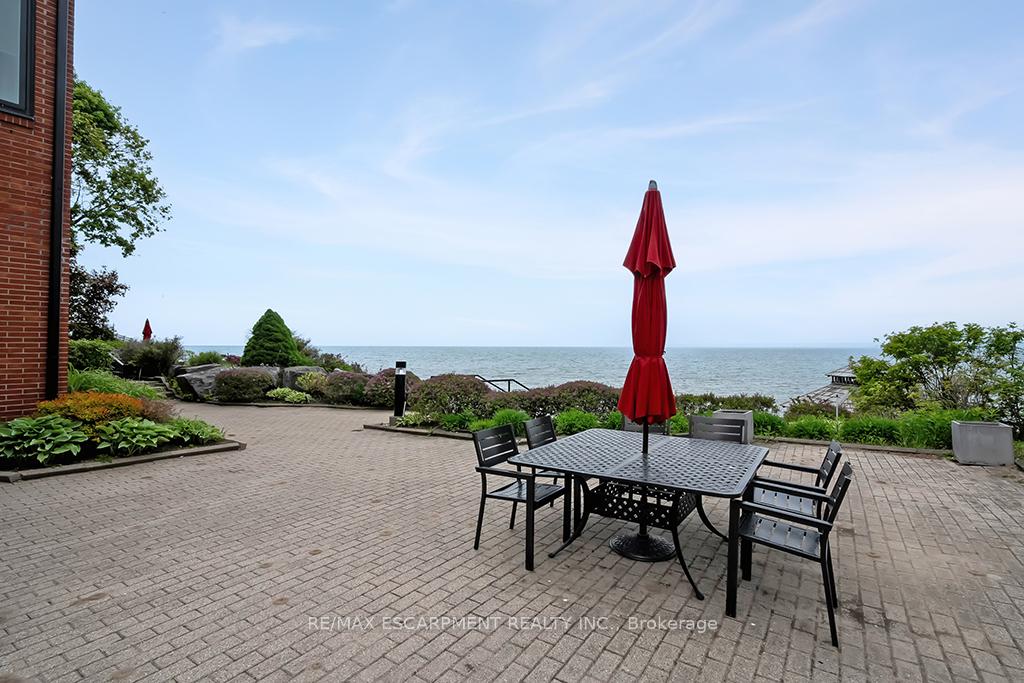 2 Bedrooms Condo at 2220 Lakeshore, Burlington For sale