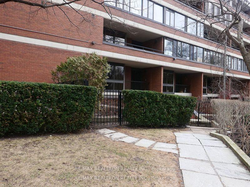 2 Bedrooms Condo at 349 St Clair, Toronto For sale