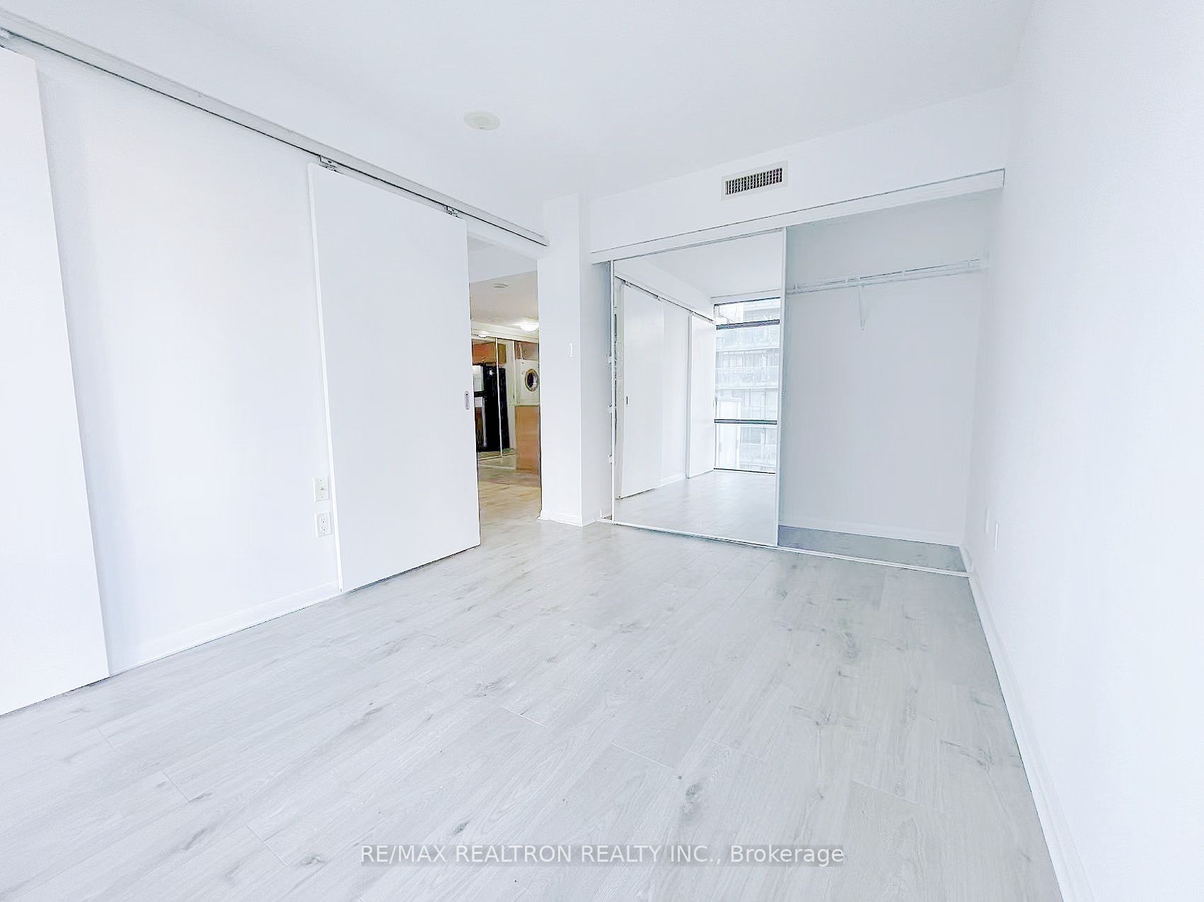 37 Grosvenor Street, #1009