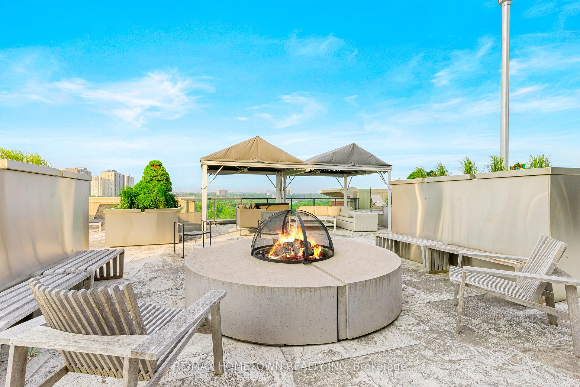 2 Bedrooms Condo at 35 Fontenay, Toronto For sale