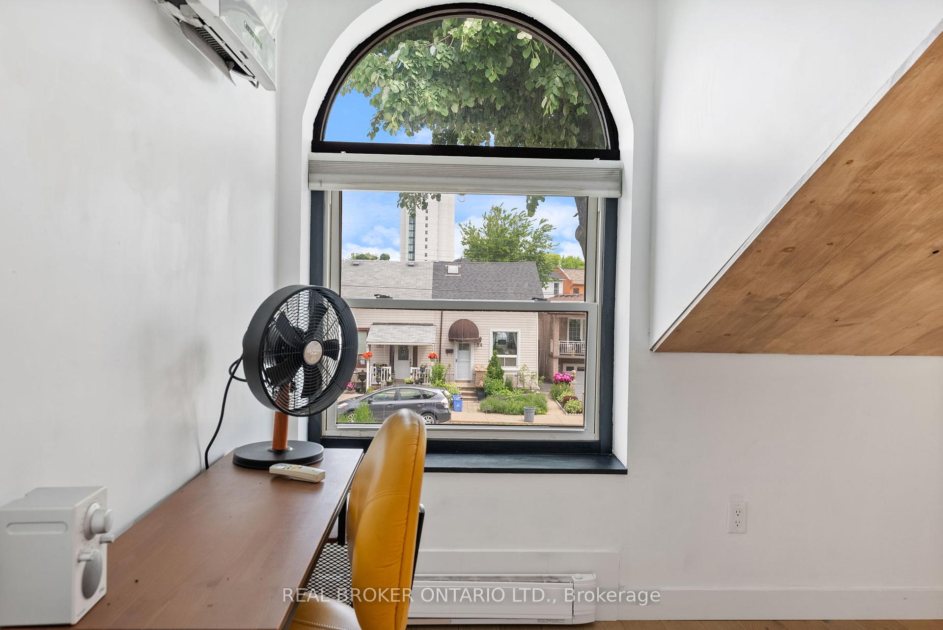2 Bedrooms Condo at 23 Macaulay, Hamilton For sale