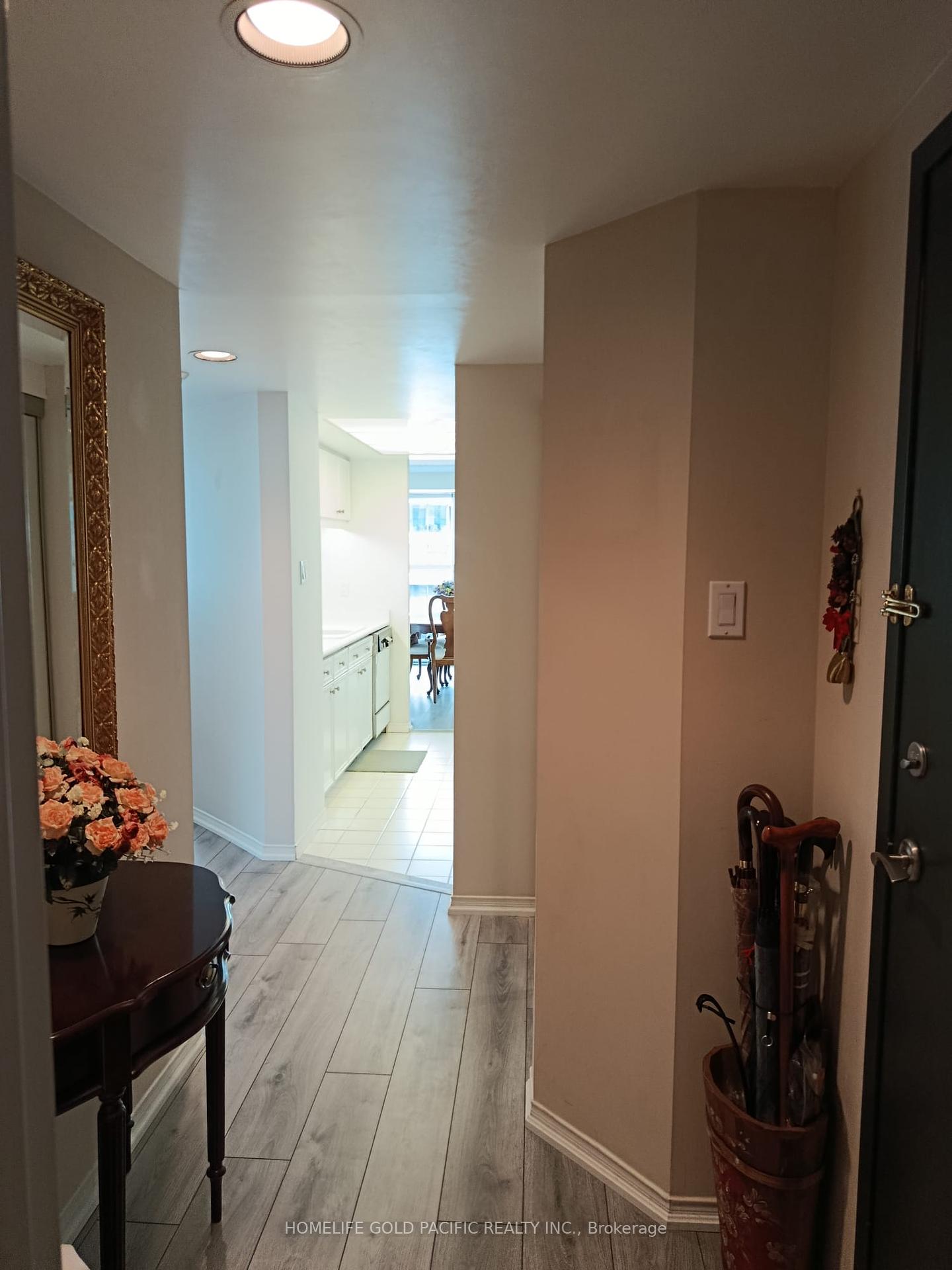 2 Bedrooms Condo at 77 Harbour, Toronto For sale