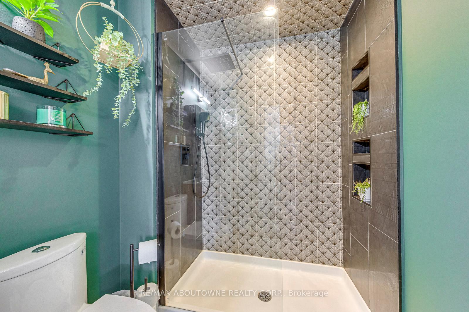 2 Bedrooms Condo at 1401 Plains, Burlington For sale