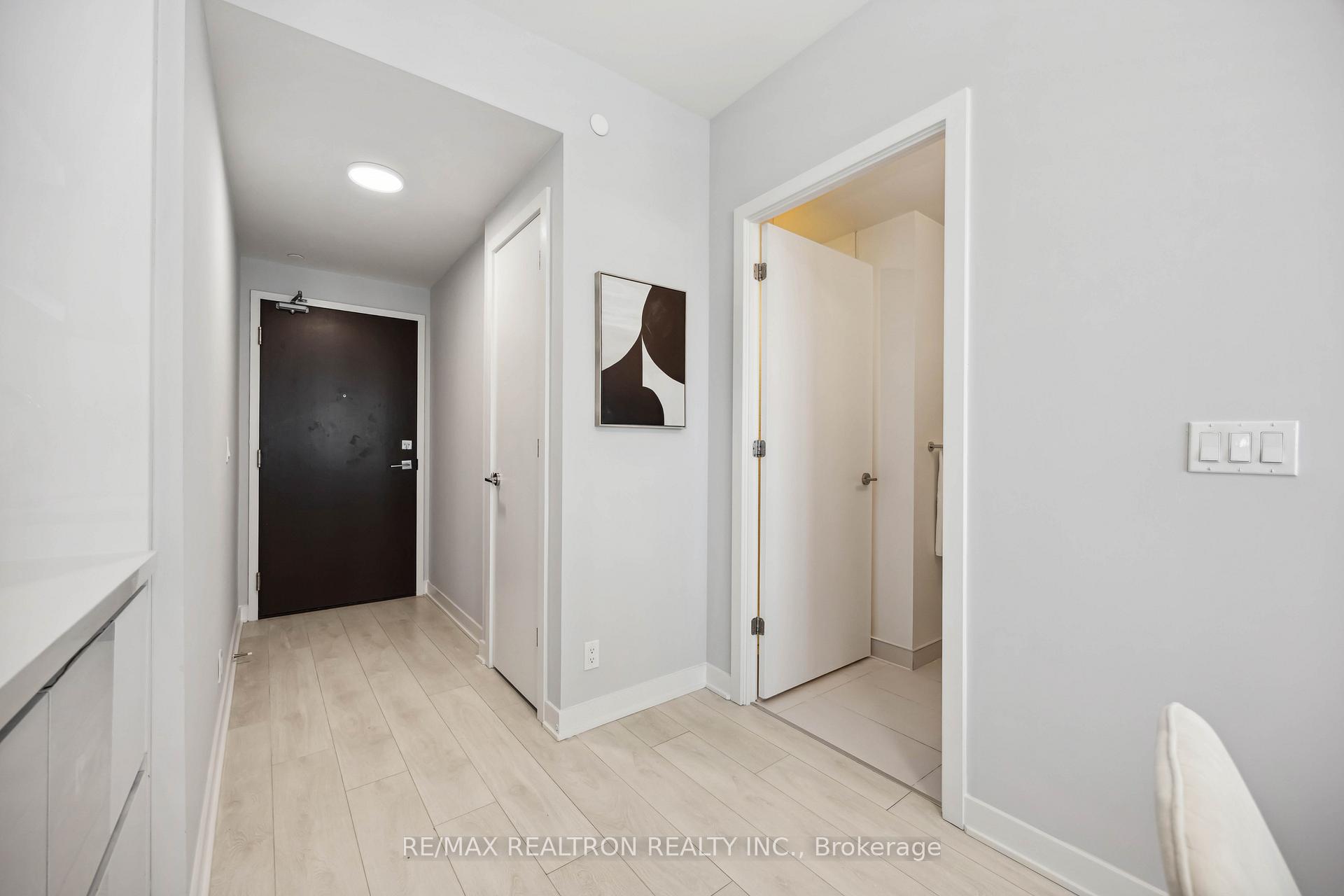 1 Bedroom Condo at 2221 Yonge, Toronto For sale