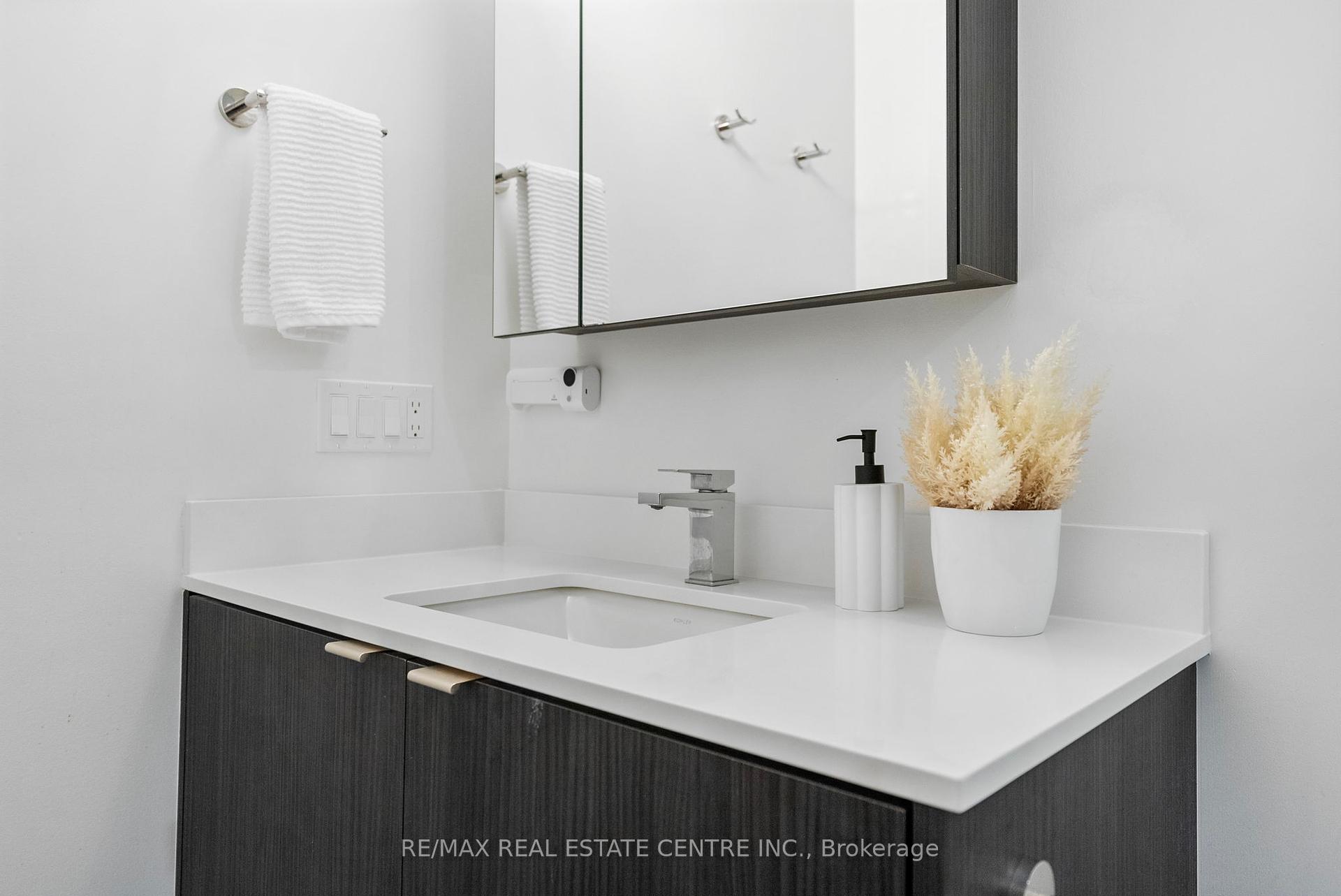 3 Bedrooms Condo at 100 Eagle Rock, Vaughan For sale