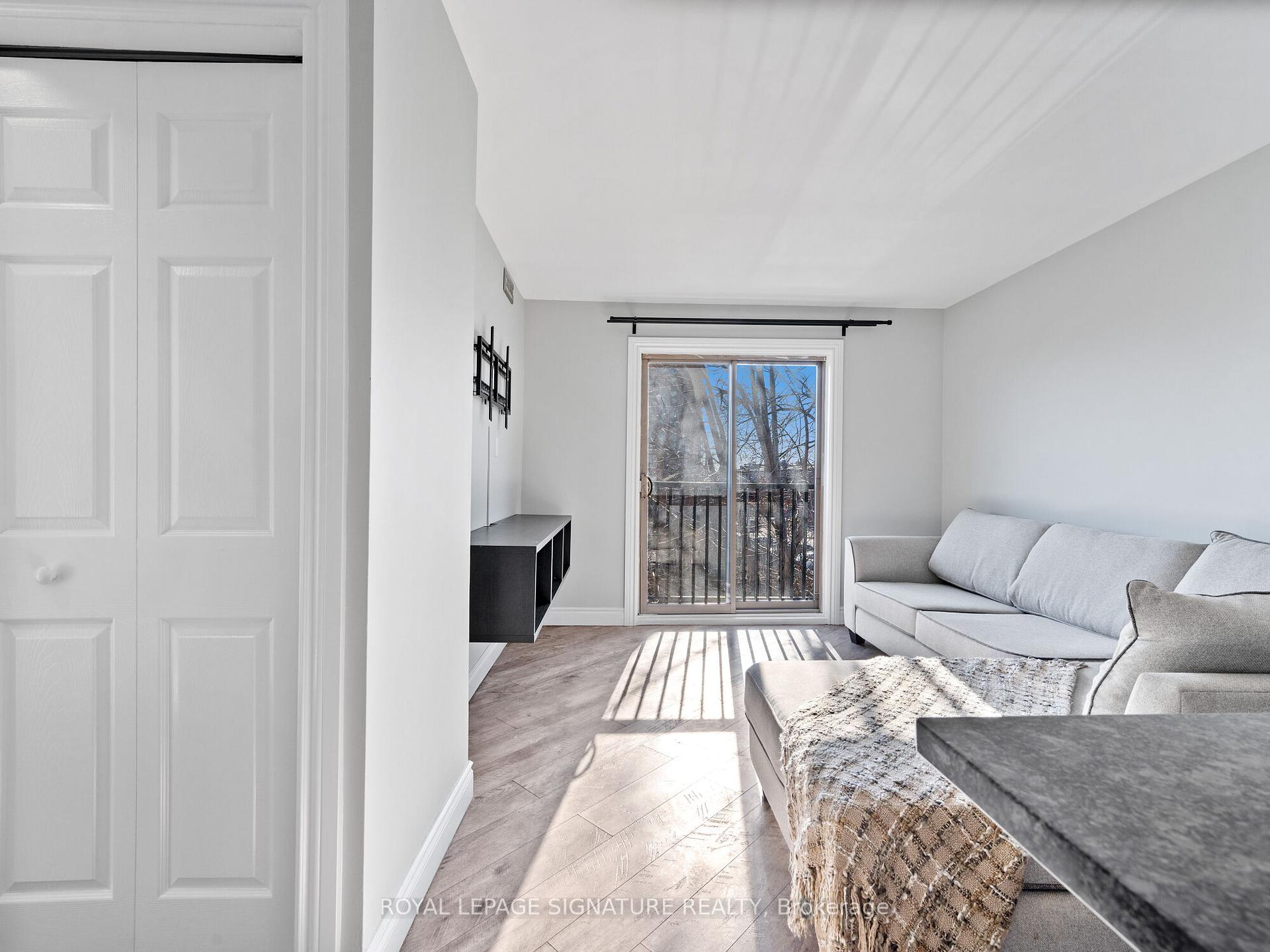 2 Bedrooms Condo at 28 Victoria, Hamilton For sale