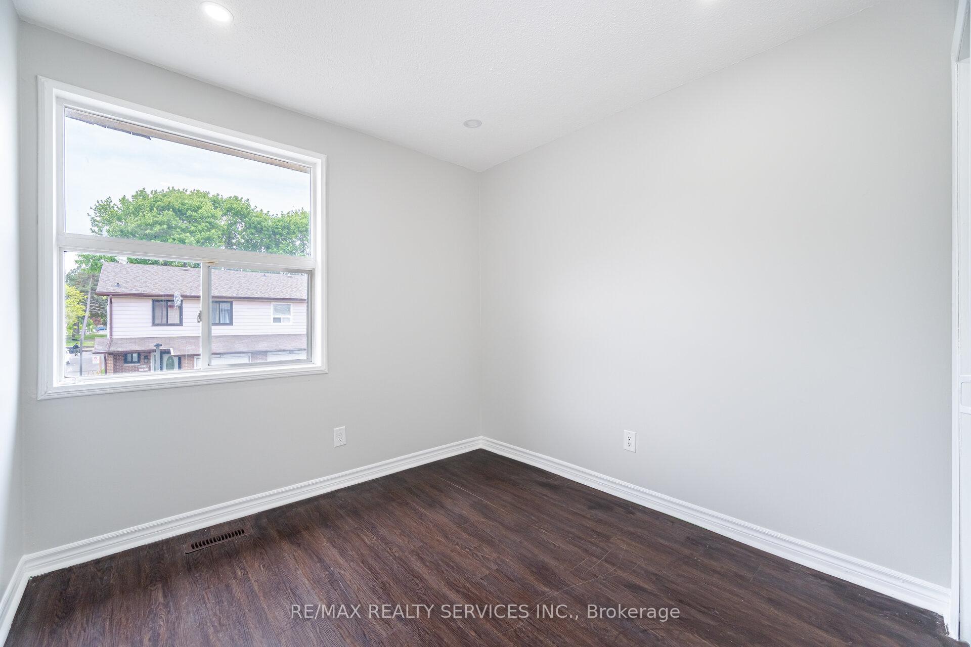 5 Bedrooms Condo at 3525 Brandon Gate, Mississauga For sale