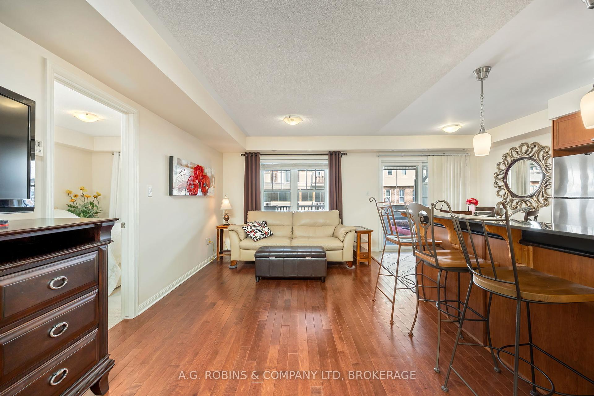 3 Bedrooms Condo at 595 Dundas, Mississauga For sale
