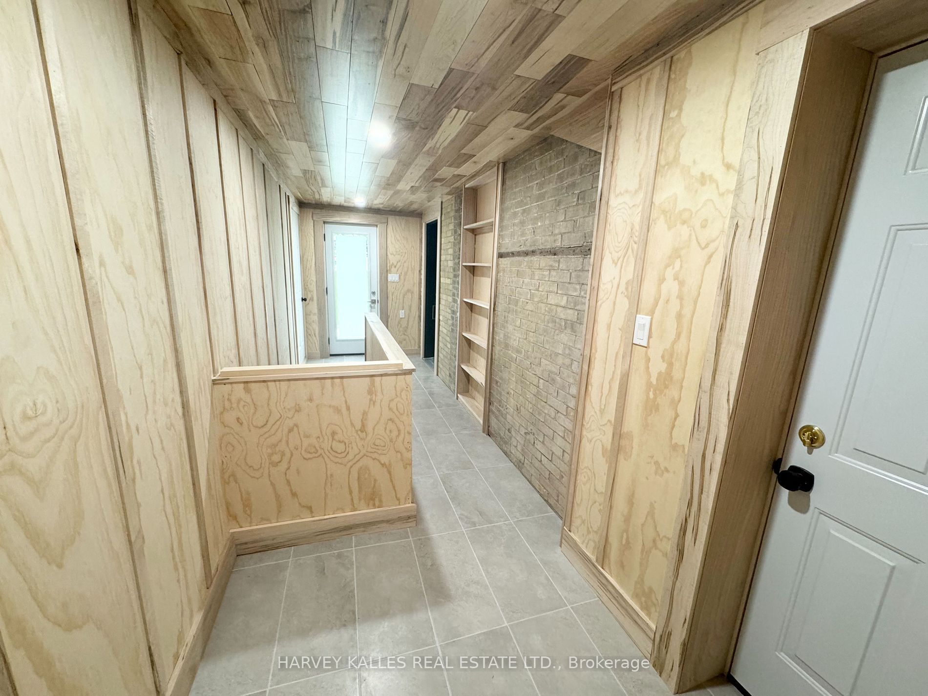 16 Hillcrest Street W