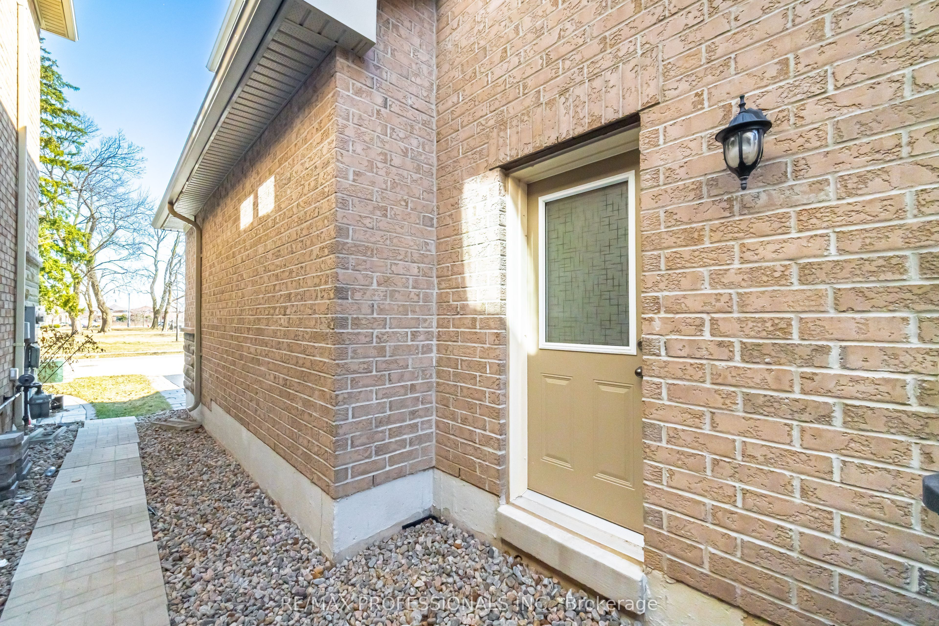35 Lampman Crescent