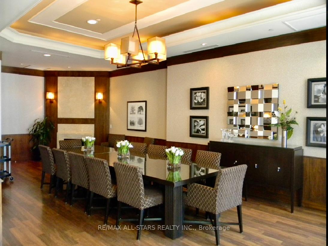 2 Bedrooms Condo at 35 Viking, Toronto For sale