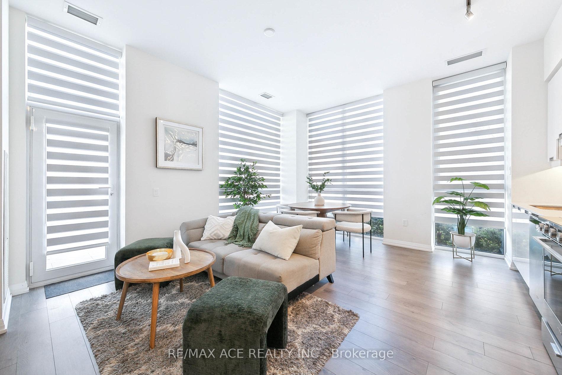 2 Bedrooms Condo at 65 Watergarden, Mississauga For sale