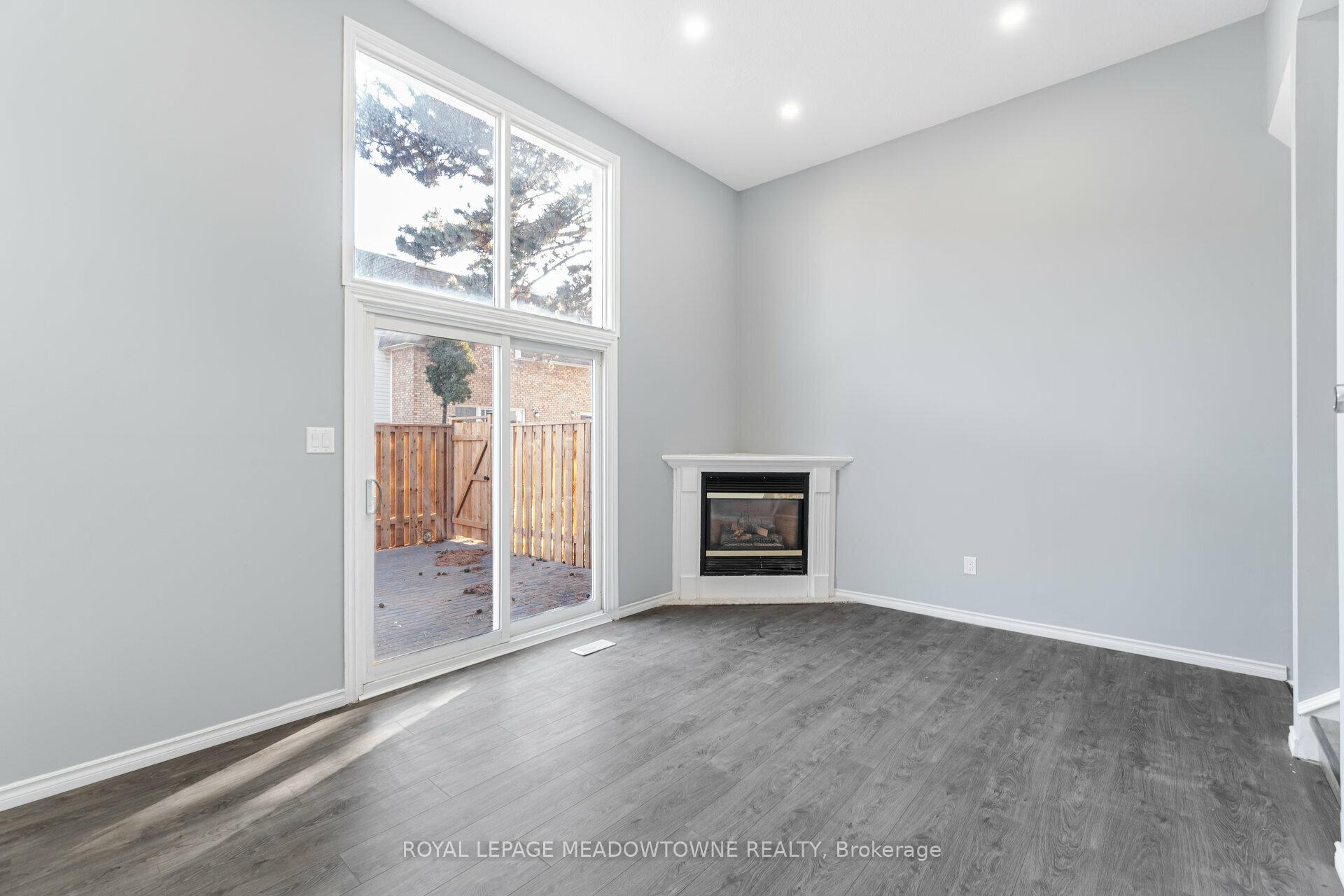 3 Bedrooms Condo at 11 Harrisford, Hamilton For sale