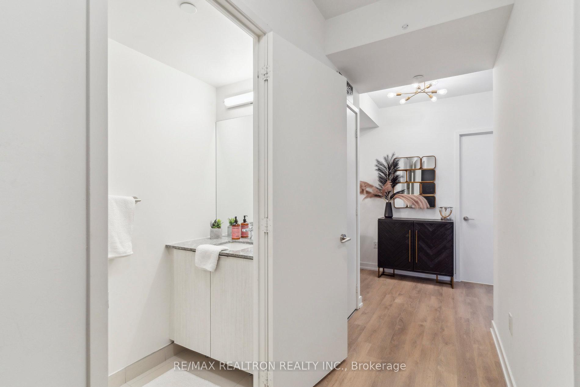 2 Bedrooms Condo at 158 Front, Toronto For sale