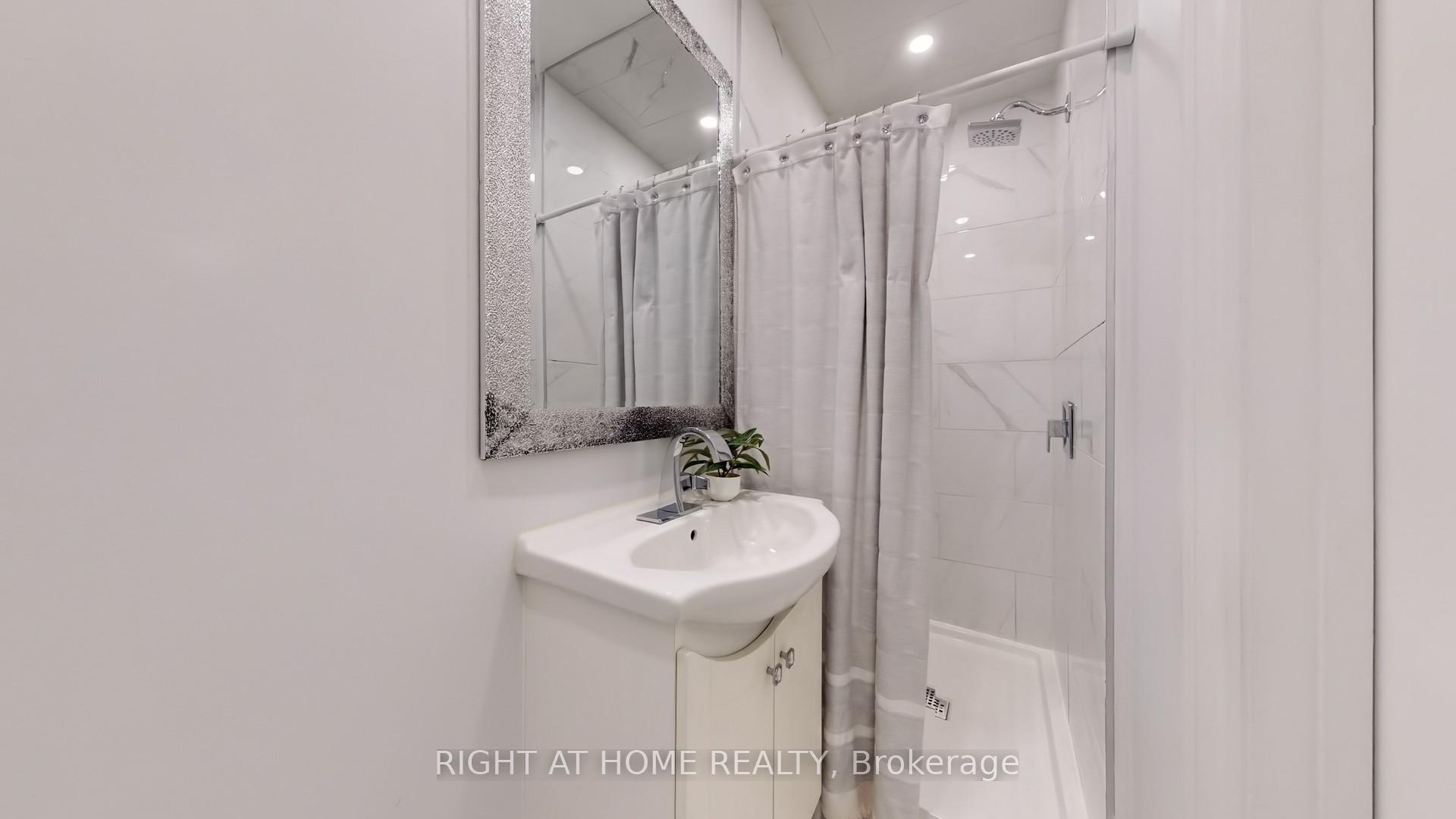 3 Bedrooms Condo at 1951 Rathburn, Mississauga For sale
