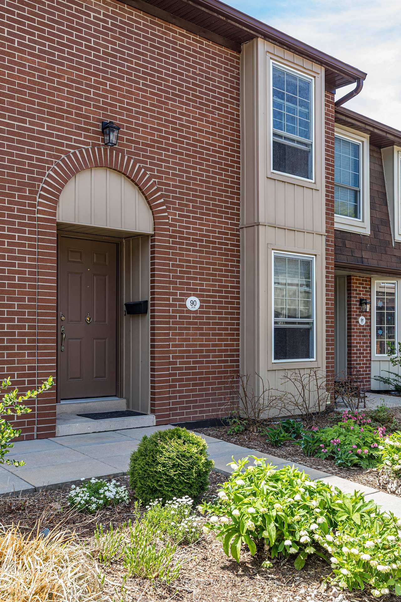 3 Bedrooms Condo at 3035 Glencrest, Burlington For sale
