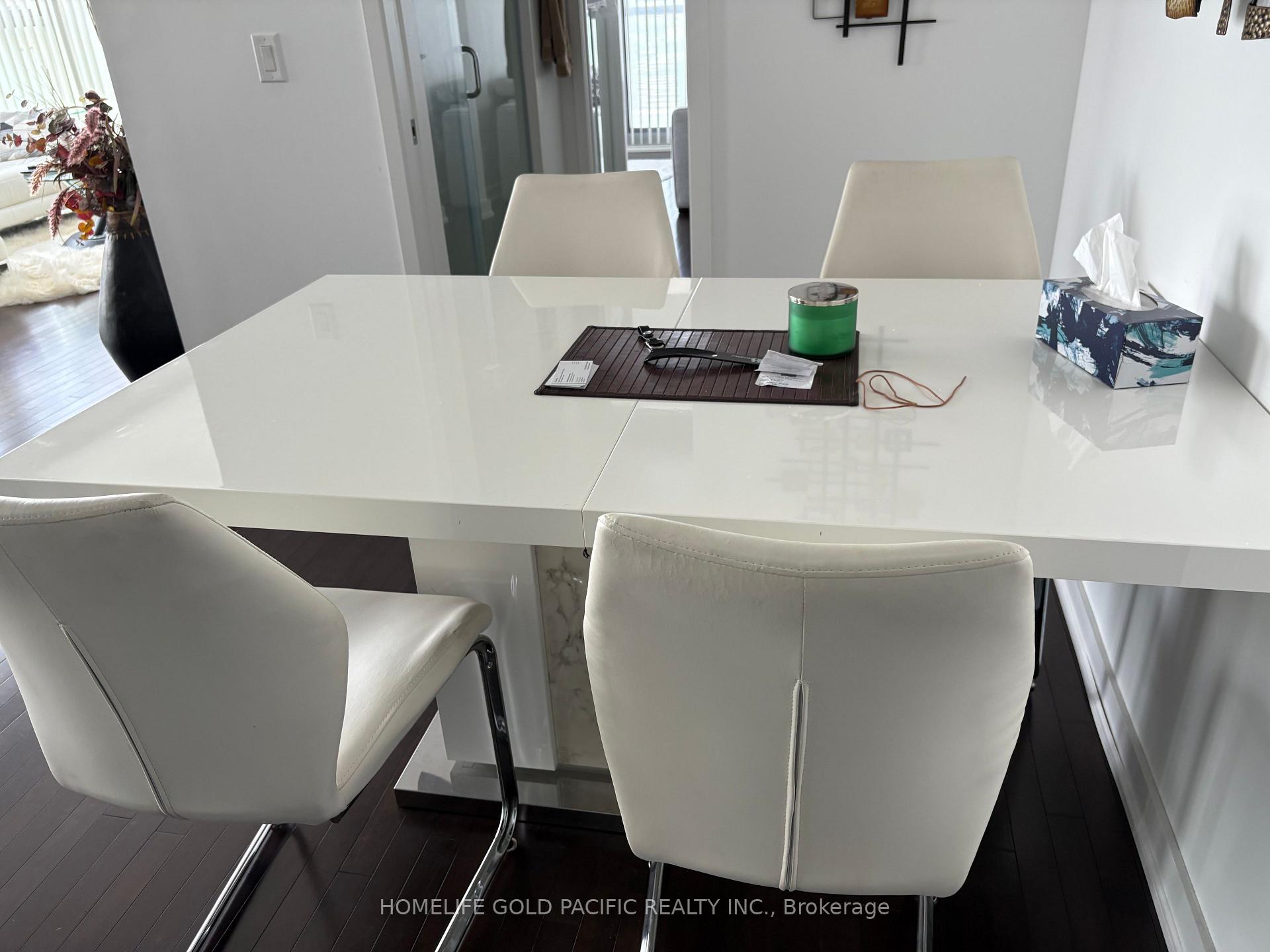 3 Bedrooms Condo at 14 York, Toronto For sale