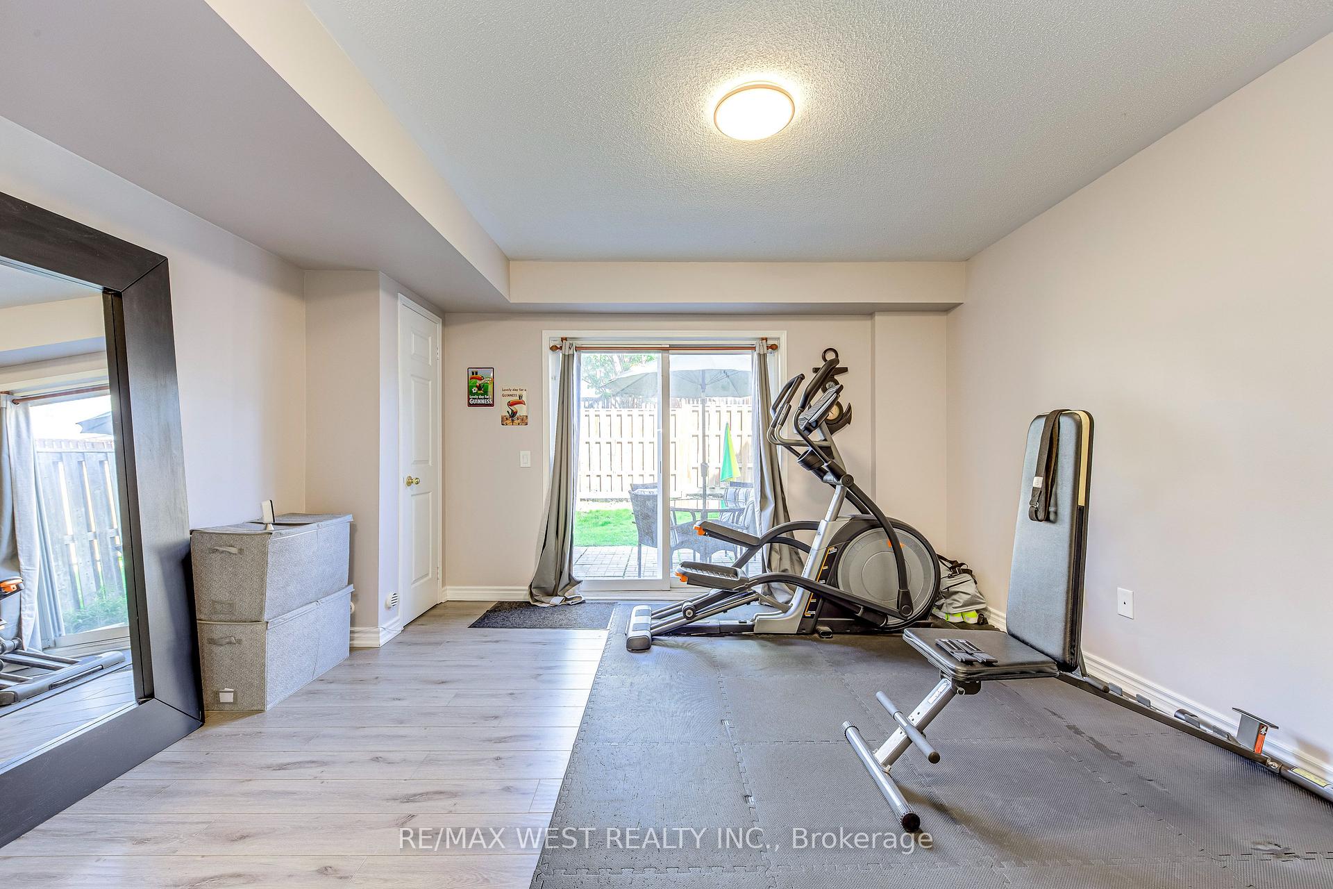 3 Bedrooms Condo at 50 Strathaven, Mississauga For sale
