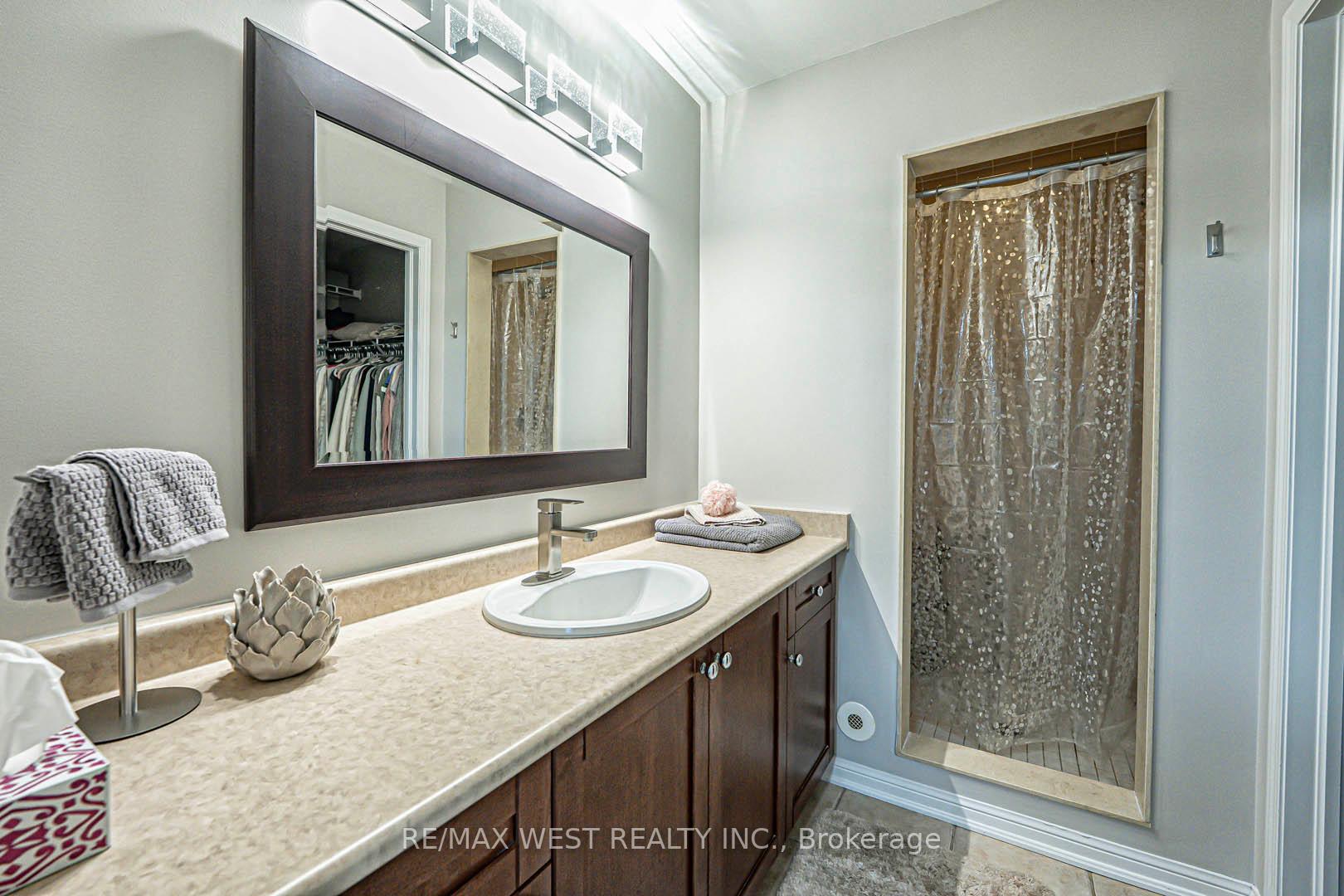 3 Bedrooms Condo at 3050 Rotary, Burlington For sale