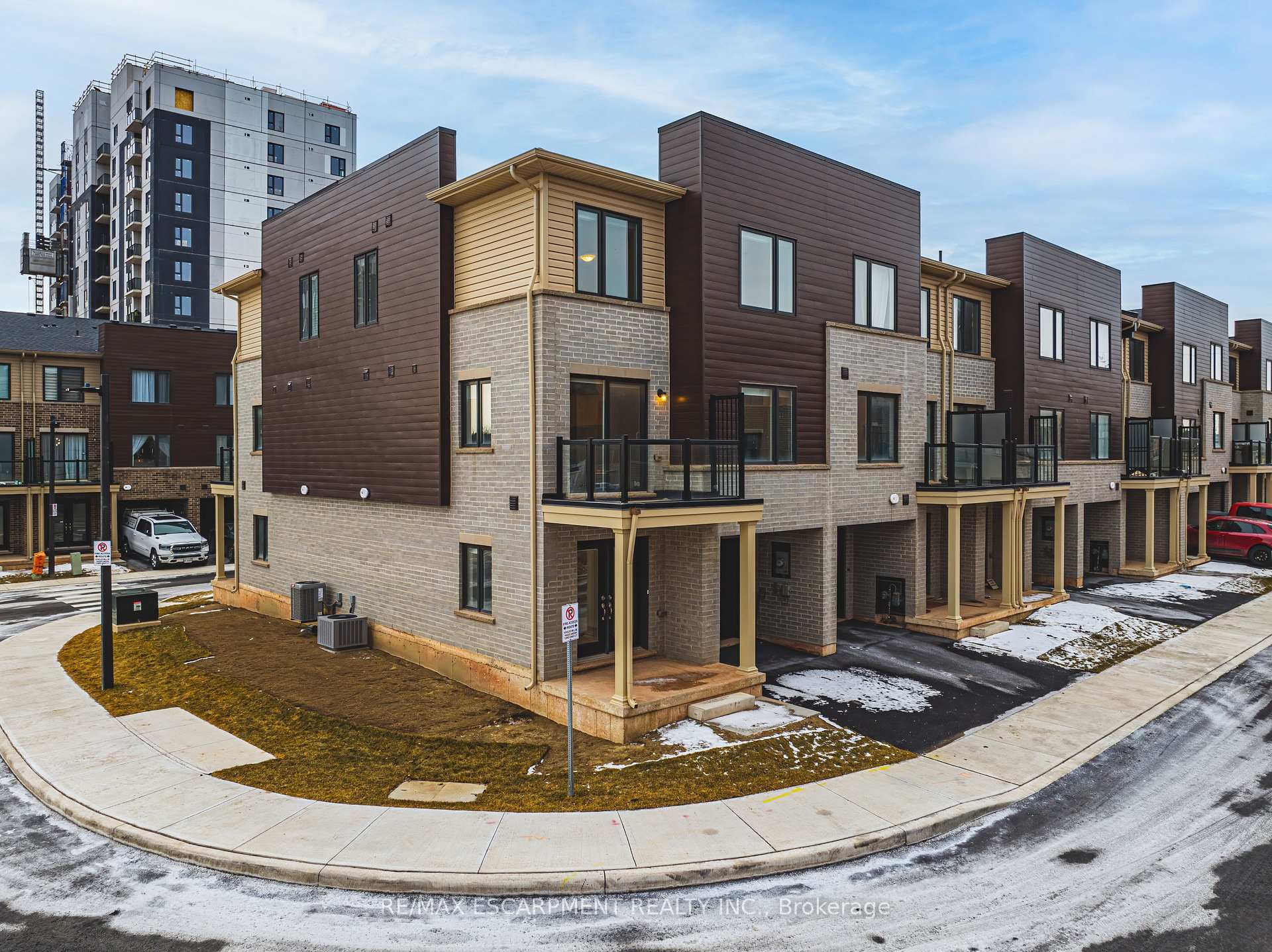 3 Bedrooms Condo at 55 Dryden,  Hamilton For sale