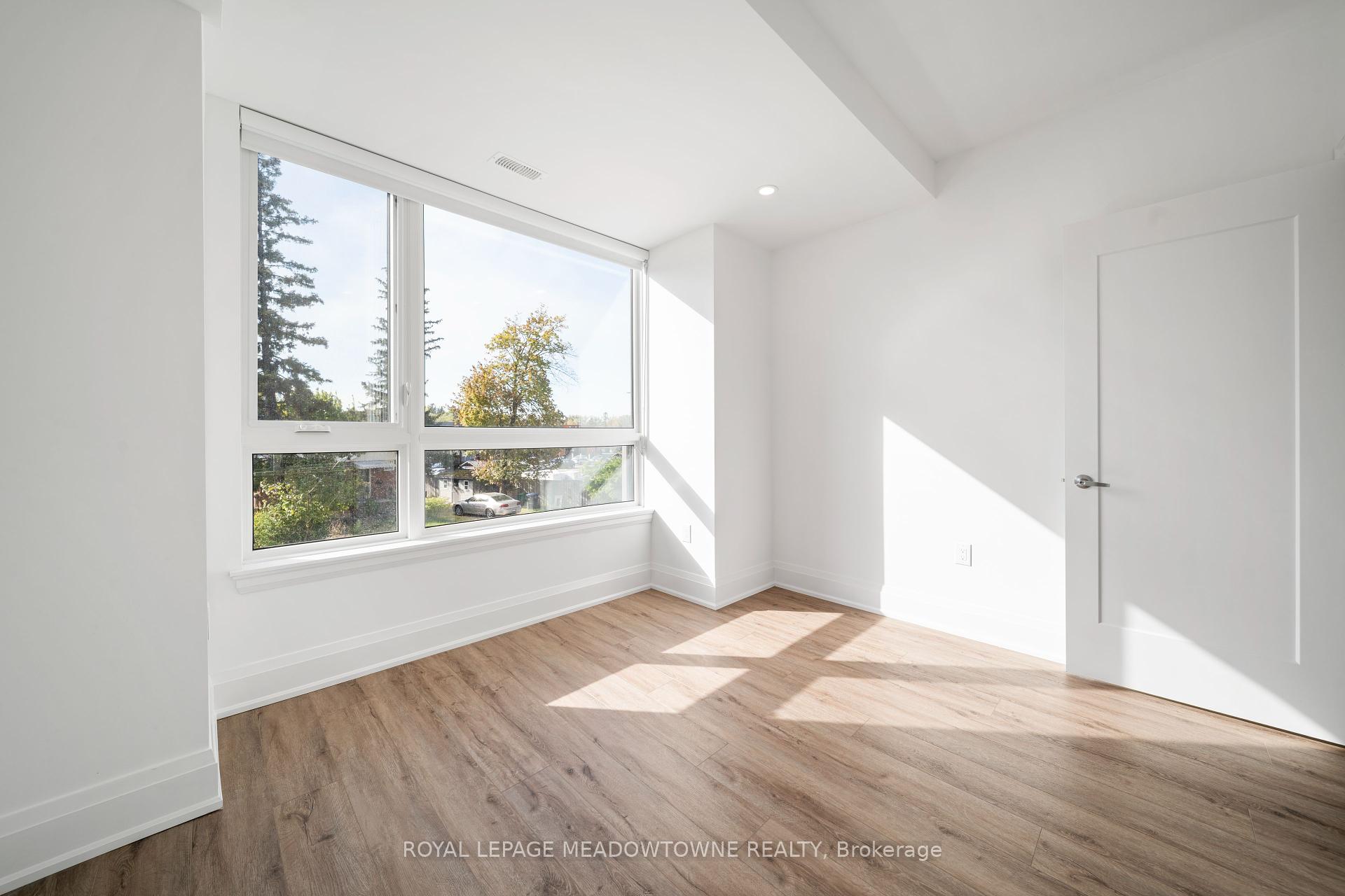 4 Bedrooms Condo at 121 High, Mississauga For sale
