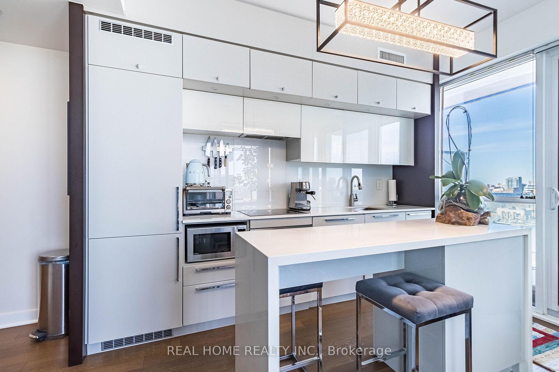 2 Bedrooms Condo at 15 Grenville,  Toronto For sale