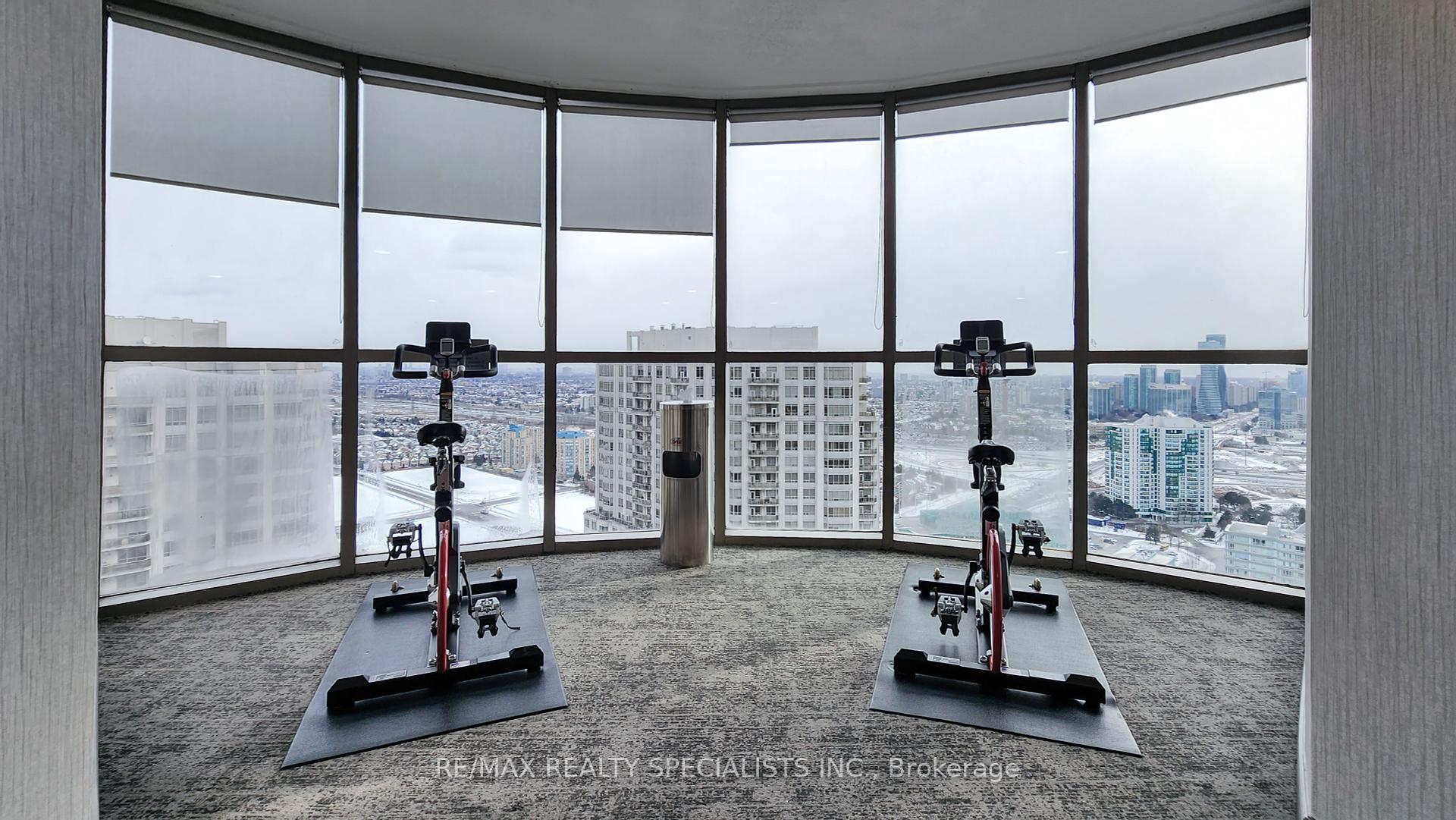2 Bedrooms Condo at 45 Kingsbridge Garden, Mississauga For sale