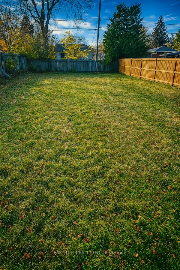 1121 Fairview Boulevard, Windsor, ON N8S 3E8