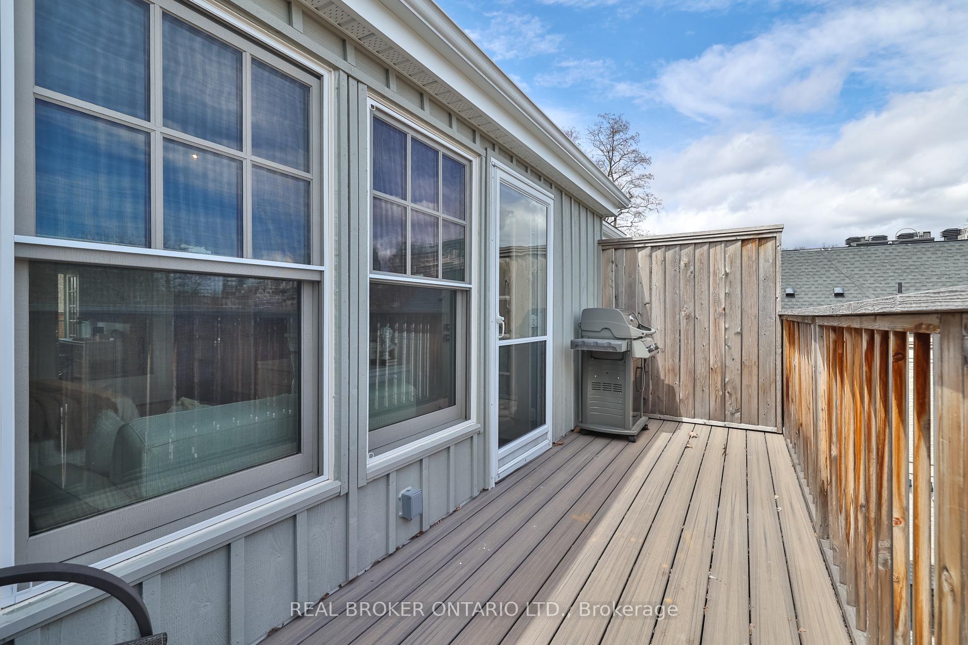 2 Bedrooms Condo at 195 Poplar Plains, Toronto For sale