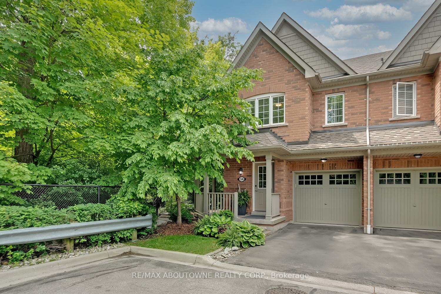 3 Bedrooms Condo at 233 Duskywing, Oakville For sale