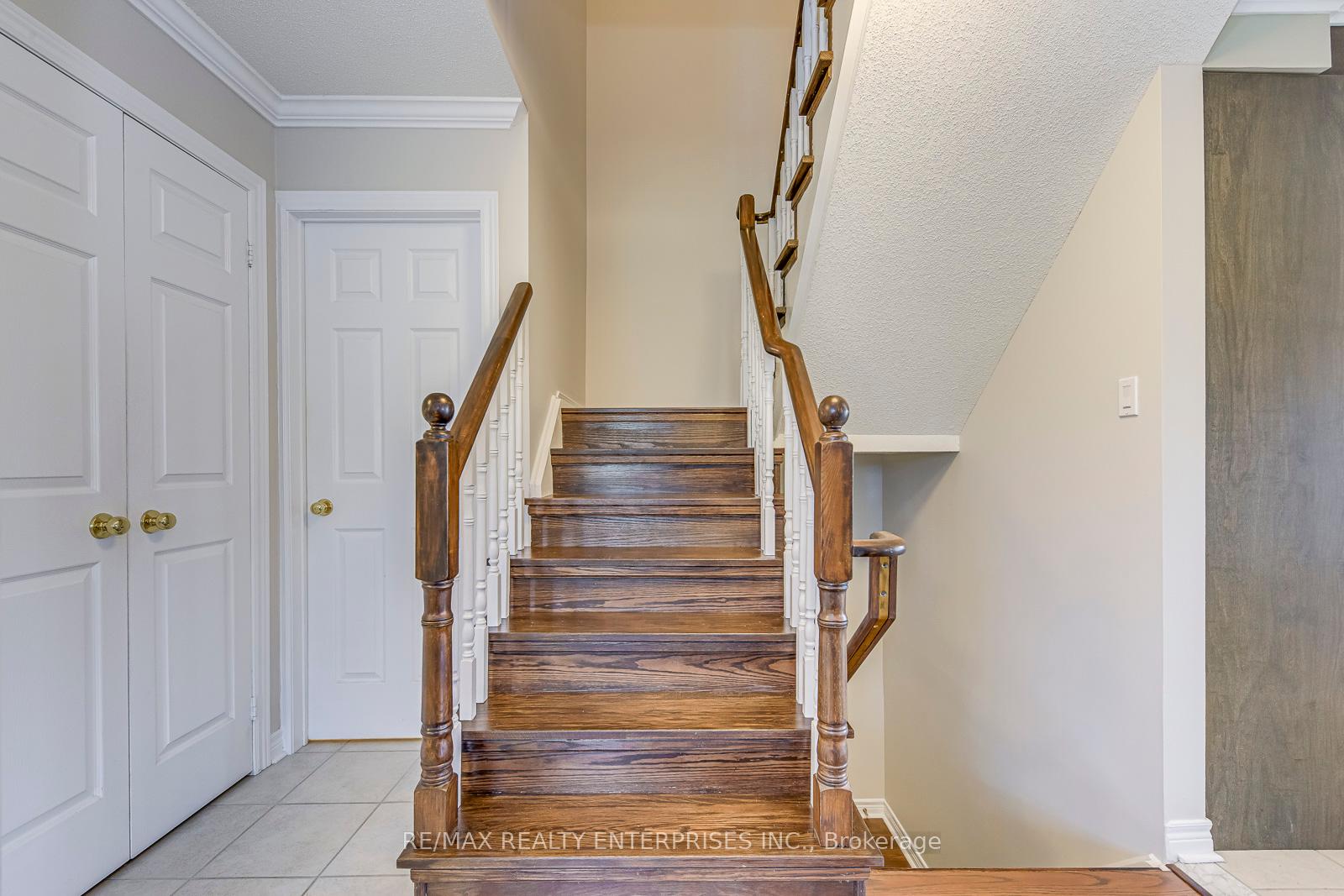 3 Bedrooms Condo at 5658 Glen Erin, Mississauga For sale