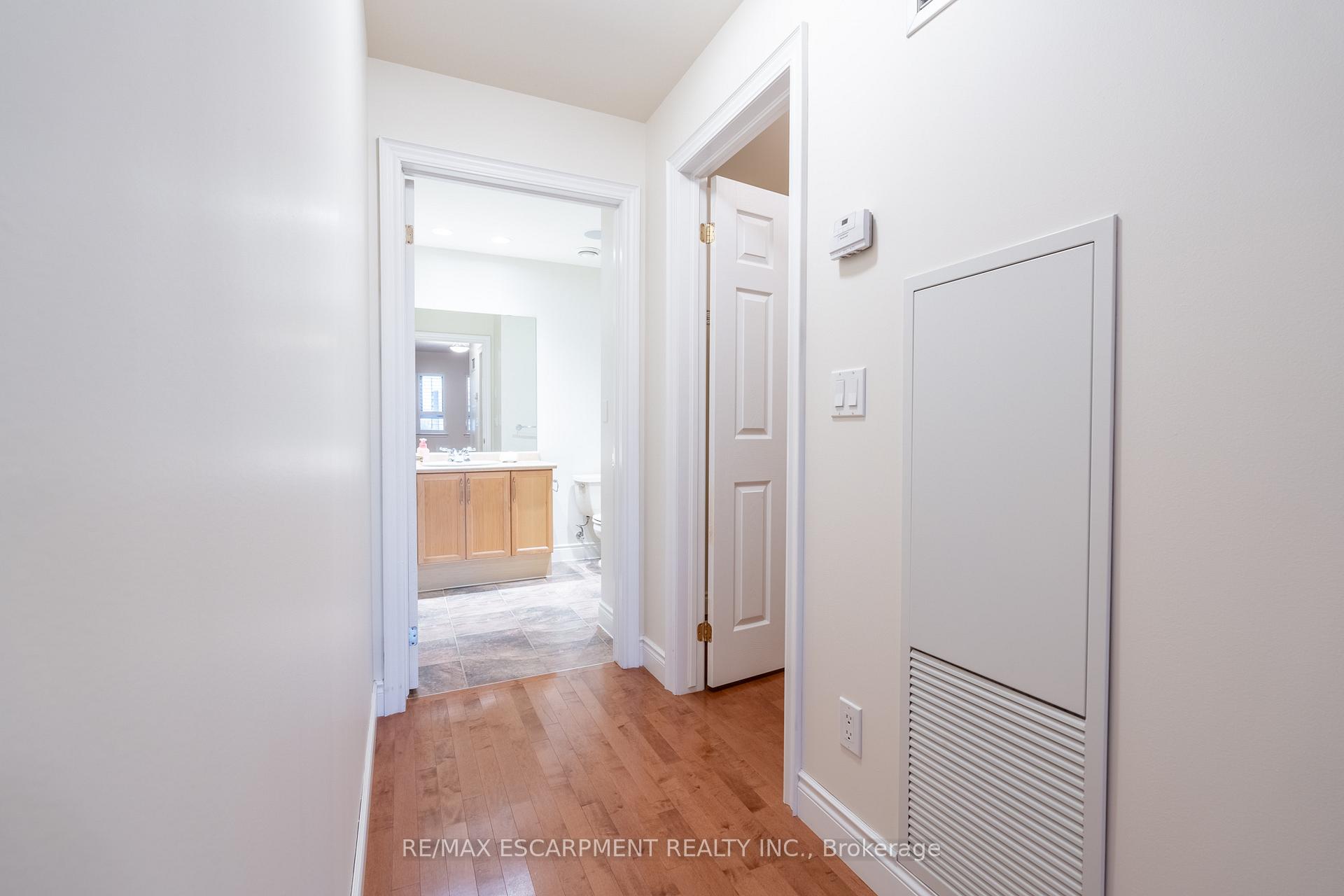 2 Bedrooms Condo at 399 Elizabeth, Burlington For sale