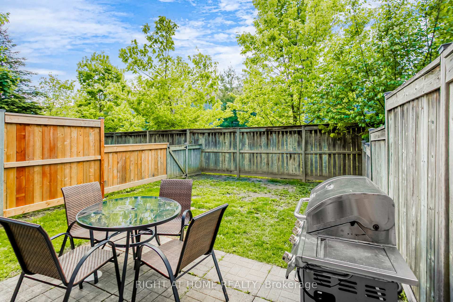 4 Bedrooms Condo at 5223 Fairford, Mississauga For sale