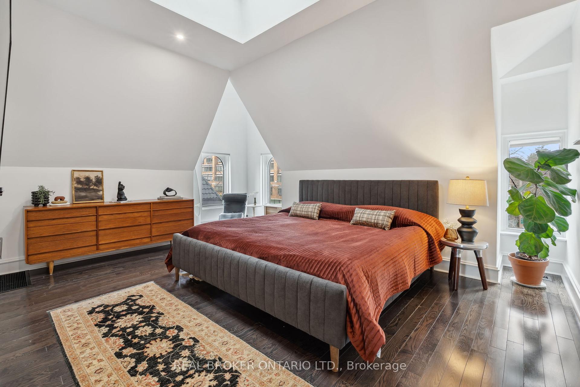 2 Bedrooms Condo at 300 Avenue, Toronto For sale