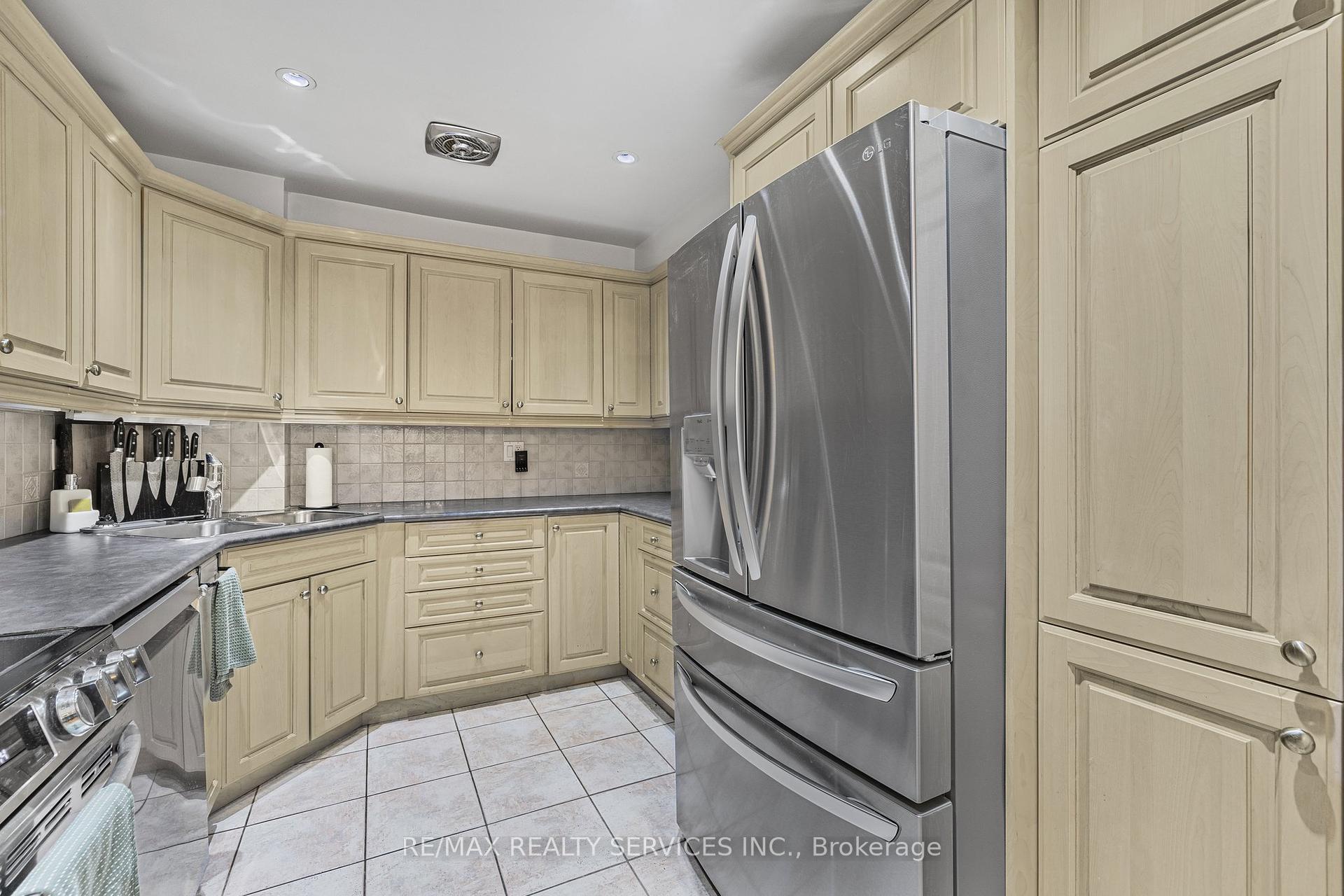 2 Bedrooms Condo at 15 Elizabeth, Mississauga For sale