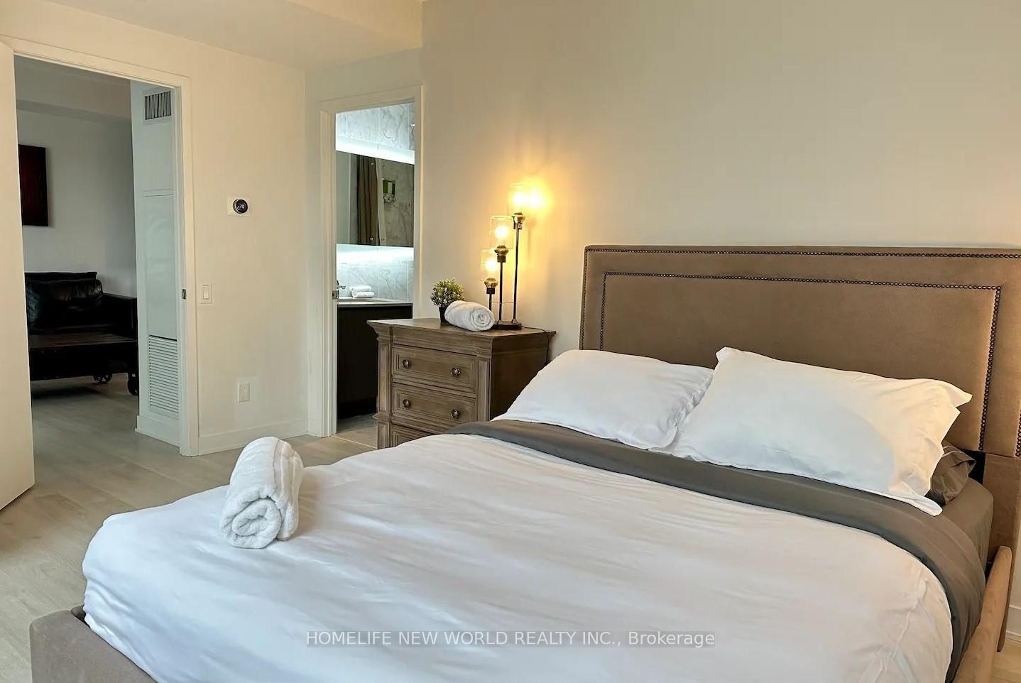 3 Bedrooms Condo at 90 Queens Wharf, Toronto For sale