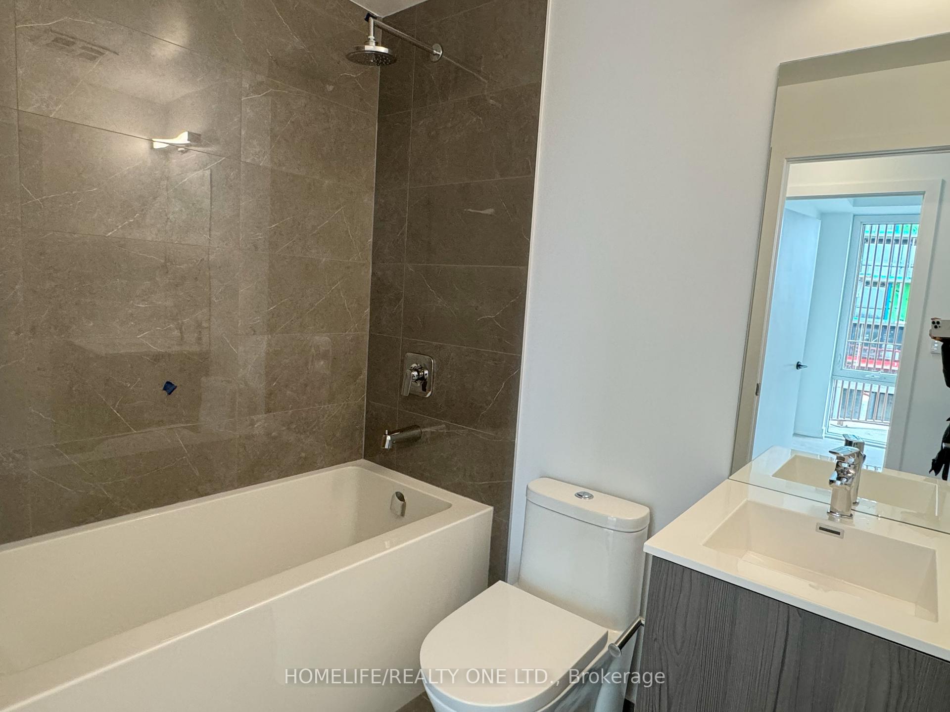 #421 – 220 Missinnihe Way, Mississauga, ON L5H 0A9