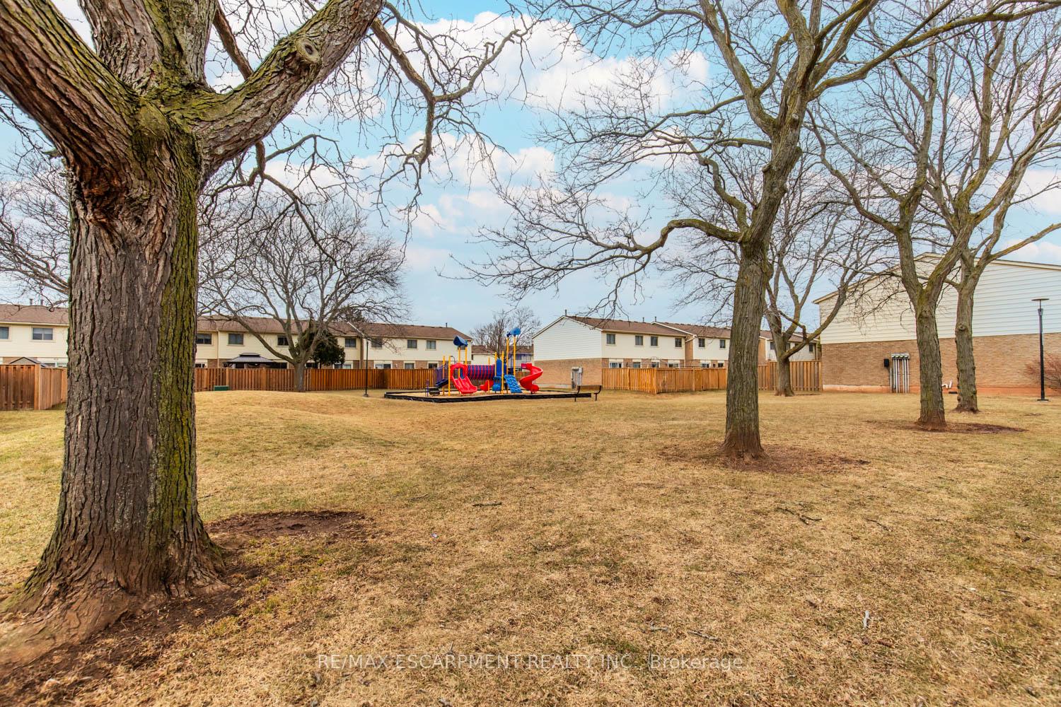 3 Bedrooms Condo at 150 Gateshead, Hamilton For sale