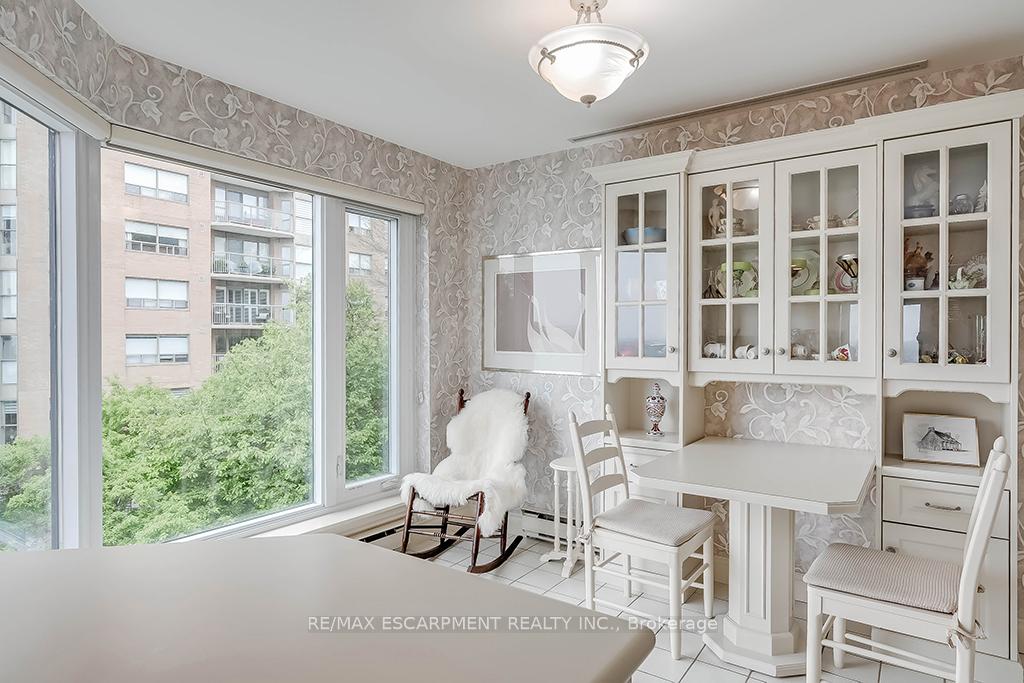 2 Bedrooms Condo at 2220 Lakeshore, Burlington For sale