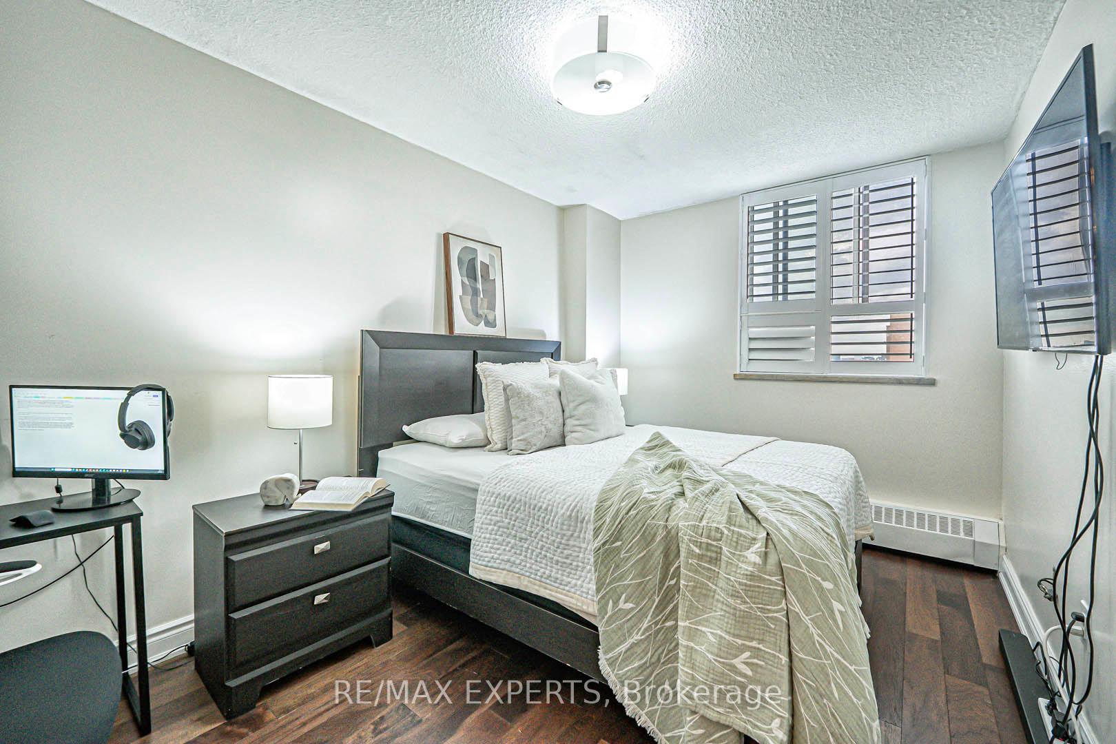 3 Bedrooms Condo at 1625 Bloor, Mississauga For sale