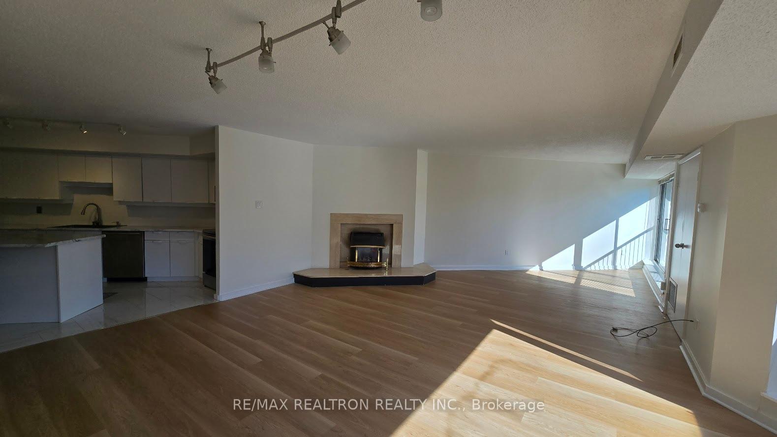 2 Bedrooms Condo at 70 Elmsthorpe, Toronto For sale