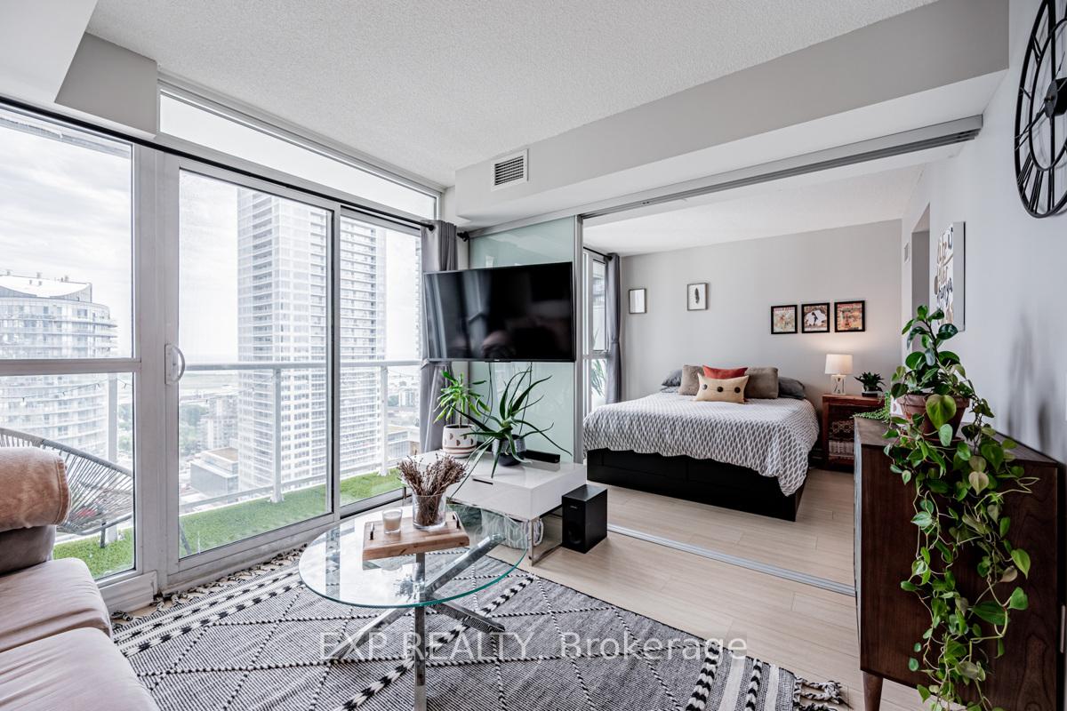 2 Bedrooms Condo at 85 Queens Wharf, Toronto For sale