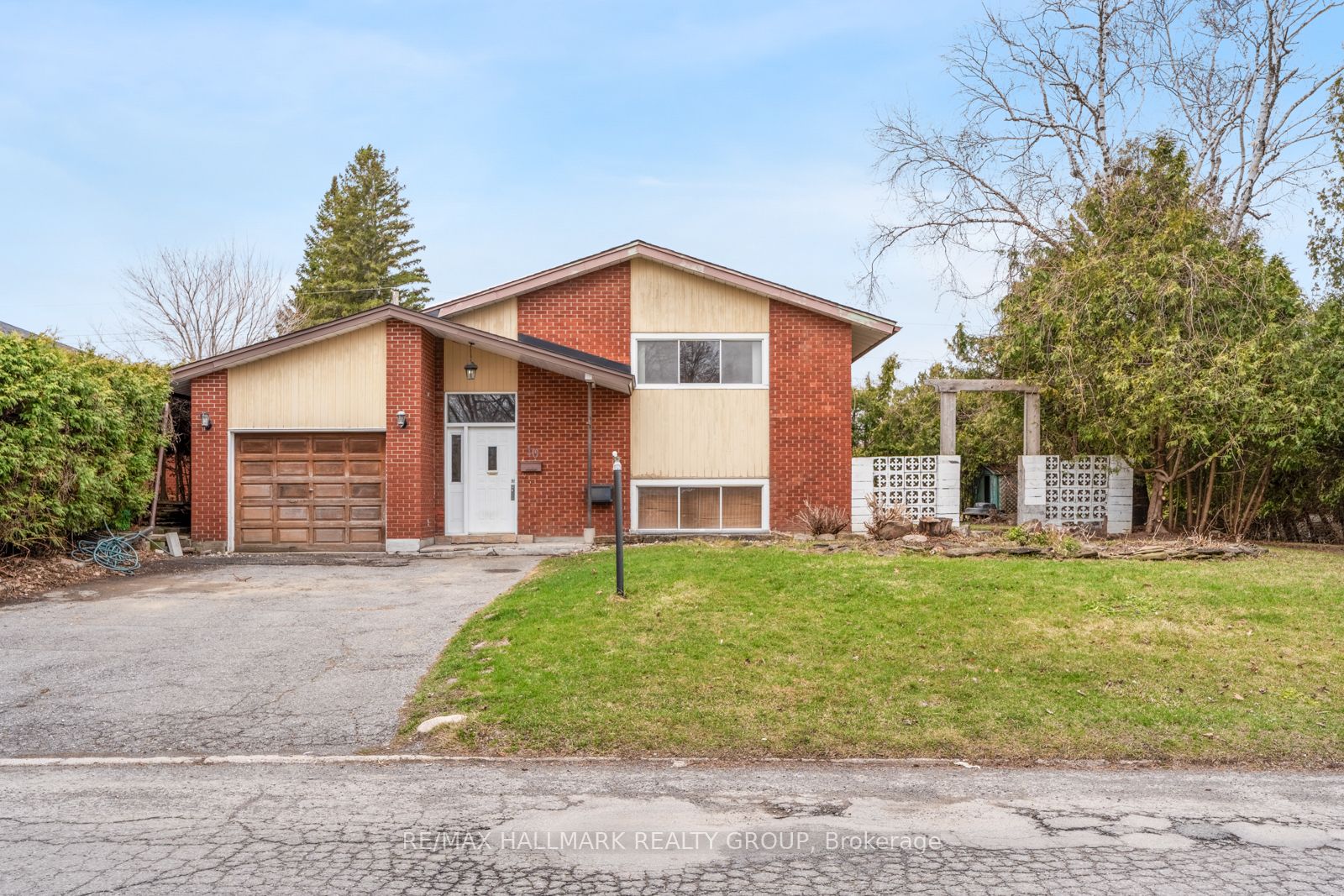 10 Newhaven Street, SouthofBaselinetoKnoxdale, ON K2G 0X5