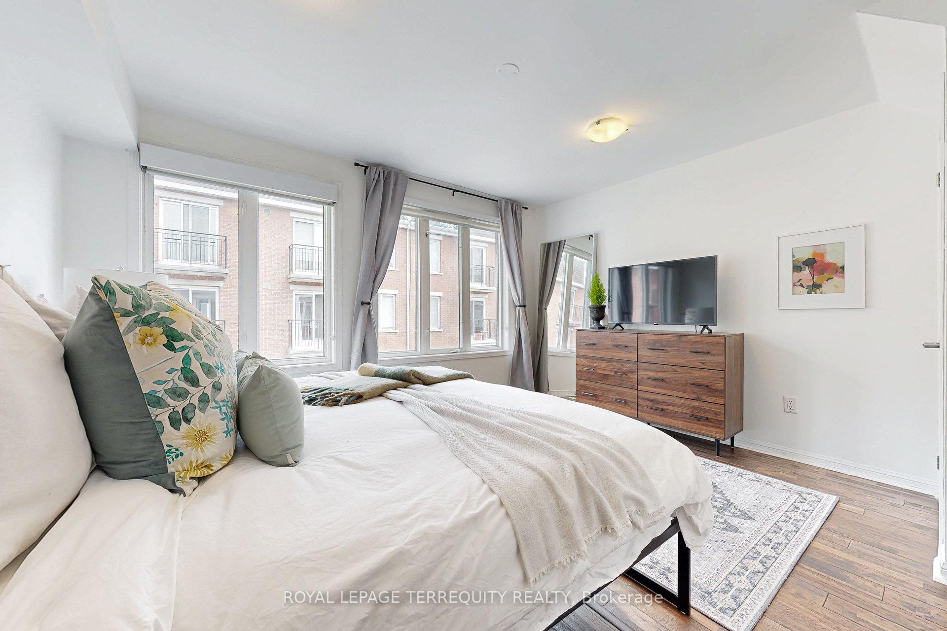 3 Bedrooms Condo at 25 Laidlaw, Toronto For sale