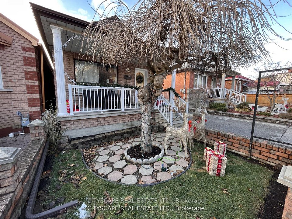 244 Rosethorn Avenue, Toronto, ON M6M 3L1