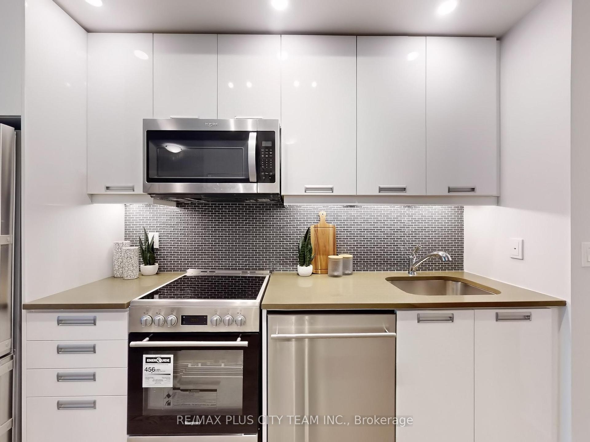 2 Bedrooms Condo at 99 John, Toronto For sale