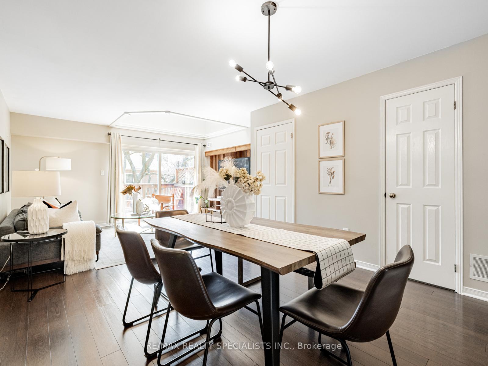 2 Bedrooms Condo at 2055 WALKERS, Burlington For sale