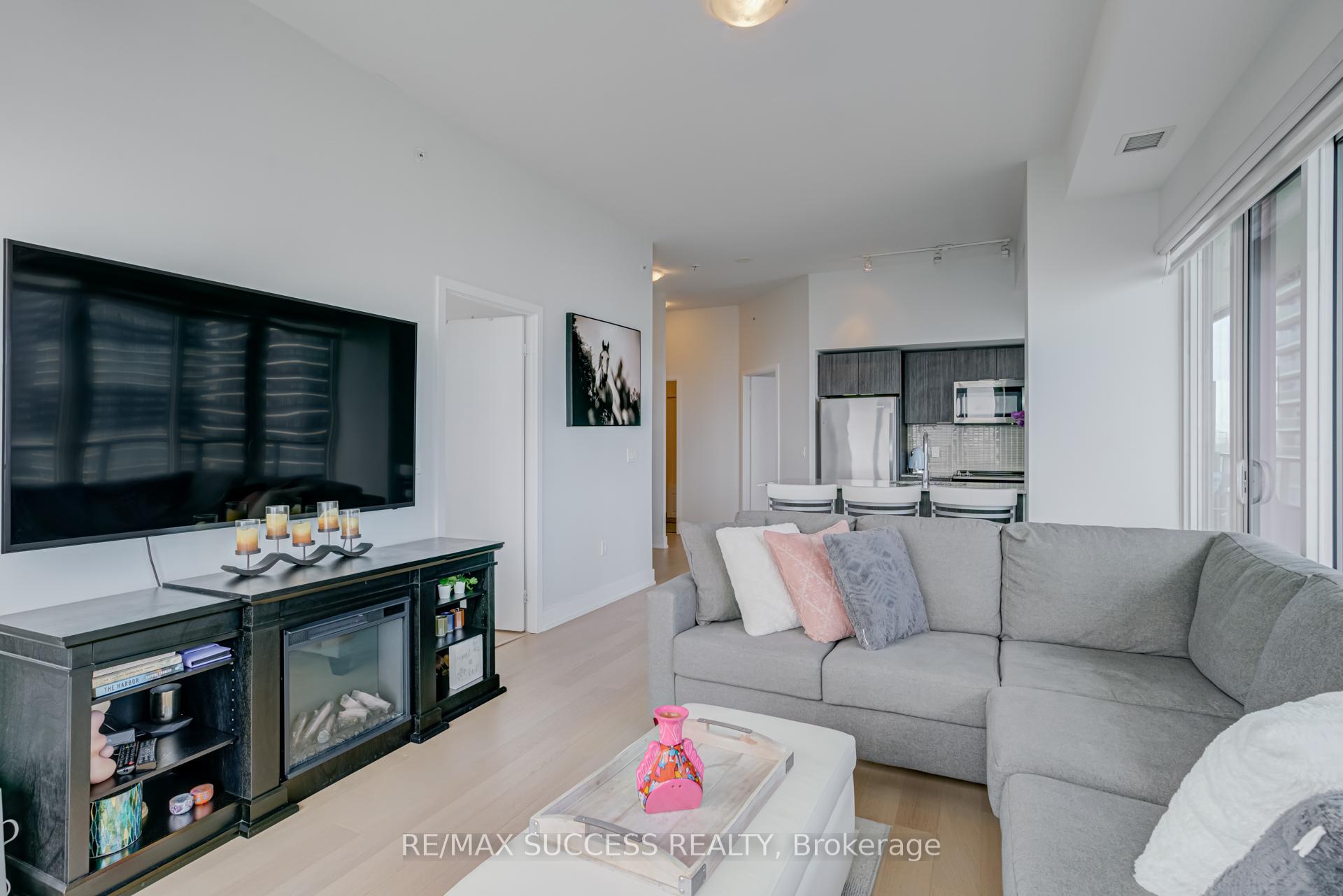 3 Bedrooms Condo at 20 Shore breeze, Toronto For sale