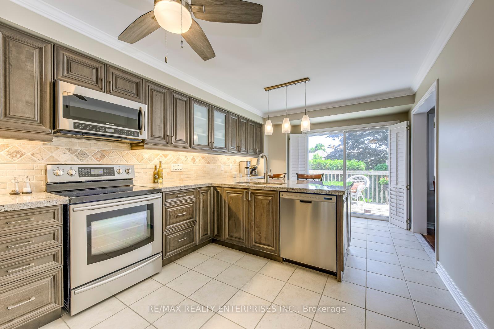 3 Bedrooms Condo at 5658 Glen Erin, Mississauga For sale