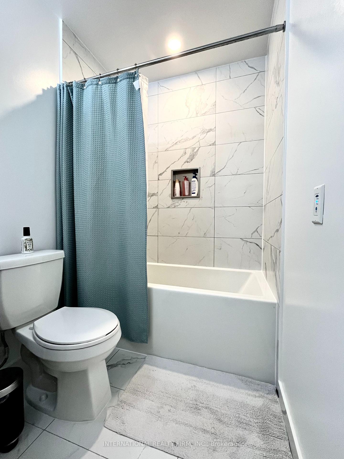 2 Bedrooms Condo at 4065 Confederation, Mississauga For sale